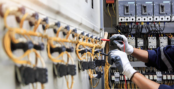 Professional Electrician technician working in Mendon, IL